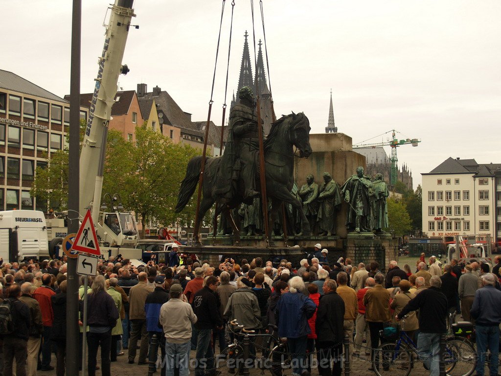 Reiterdenkmal kehrt zurueck auf dem Heumarkt P47.JPG